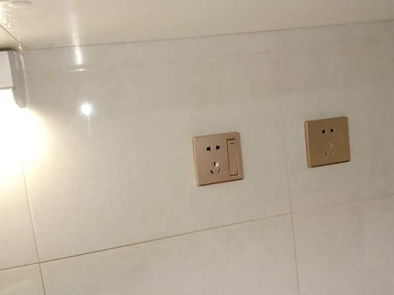 燈具插座安裝：1、吊燈：吊燈安裝在混凝土頂面上時，可采用預埋件、穿透螺栓及脹管螺栓緊固/2、吸頂燈：吸頂燈有圓形、方形或矩形底座（底盤），底座大小不等。3、壁燈根據(jù)底座的構造可采用底臺或不用底臺，用底臺時應先固定底臺，然后再將壁燈固定在底臺上。4、筒燈：根據(jù)筒燈尺寸、安裝位置在吊頂上劃線鉆孔，將吊頂內(nèi)預留電源線與筒燈連接通，調(diào)整筒燈固定彈簧片的蝶形螺母，使彈簧片的高度與吊頂厚度相同，把筒燈推入吊頂開孔處 , 并裝上合適的燈泡。