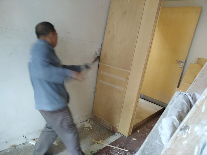 家具拆除維修：首先一般情況下，在組裝家具的時(shí)候，會(huì)用到的工具，在拆卸時(shí)同樣用得到，所以，一定要注意工具種類。然后應(yīng)該盡量騰出足夠的空間，家具拆卸的時(shí)候，如果空間不夠是很難完成的，所以，我們可以將家具搬到一個(gè)寬敞的地方，然后進(jìn)行拆卸。在組裝家具的時(shí)候，通常是將家具放倒以后才能進(jìn)行工作，因此，拆卸的時(shí)候，同樣道理，先放倒再拆卸，以免看不清結(jié)構(gòu)導(dǎo)致?lián)p壞家具。在拆卸板式家具的時(shí)候，一定要先拆除小件，也就是一些輔助性的東西，最后在對(duì)大的框架進(jìn)行拆除，不要本末倒置，防止大的部分散掉損害小件部分。