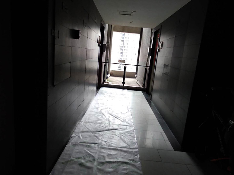 家具拆除維修：首先一般情況下，在組裝家具的時(shí)候，會(huì)用到的工具，在拆卸時(shí)同樣用得到，所以，一定要注意工具種類。然后應(yīng)該盡量騰出足夠的空間，家具拆卸的時(shí)候，如果空間不夠是很難完成的，所以，我們可以將家具搬到一個(gè)寬敞的地方，然后進(jìn)行拆卸。在組裝家具的時(shí)候，通常是將家具放倒以后才能進(jìn)行工作，因此，拆卸的時(shí)候，同樣道理，先放倒再拆卸，以免看不清結(jié)構(gòu)導(dǎo)致?lián)p壞家具。在拆卸板式家具的時(shí)候，一定要先拆除小件，也就是一些輔助性的東西，最后在對(duì)大的框架進(jìn)行拆除，不要本末倒置，防止大的部分散掉損害小件部分。