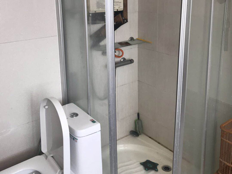淋浴房維修：.如果淋浴房有底盆，那么首先將底盆安裝好。先將底盆零件組合起來，然后調(diào)節(jié)水平位置。底盆盆內(nèi)不能留有積水。底盆的軟管與地漏連接起來，并且連接牢固。框架結(jié)構(gòu)安裝好之后將玻璃嵌入，玻璃底部要夾緊鎖在底盆鉆孔位置，并用螺絲將其固定。頂管要安裝在玻璃上方，確定安裝位置用鉆機鉆孔，安裝好固定座后連接頂管。