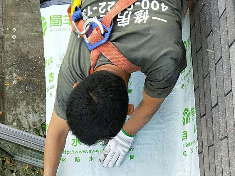 外陽臺防水維修：首先要確保地面有坡度，低的一邊為排水口。然后就是要確保陽臺和客廳或陽臺和起居室至少要有2～3公分的高度差。要使客廳和陽臺有這樣的高度差其實(shí)是很難的，因?yàn)榻ㄖ旧砜赡芨叨炔钪挥?公分左右。陽臺地面要確保排水系統(tǒng)的順暢，特別是陽臺養(yǎng)有植物時要定期清理，防止排水時堵塞地漏，以防止積水滲透進(jìn)居室。如果花園有人工照明的也要進(jìn)行防水處理，特別是燈具和防漏電開關(guān)，以免雨天發(fā)生漏電時造成傷害。
