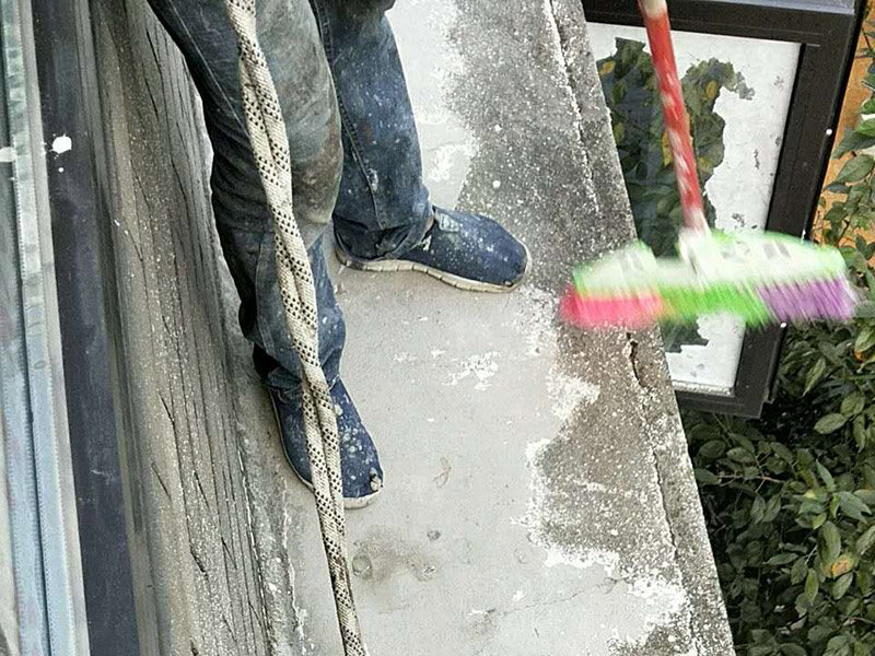 外陽臺防水維修：首先要確保地面有坡度，低的一邊為排水口。然后就是要確保陽臺和客廳或陽臺和起居室至少要有2～3公分的高度差。要使客廳和陽臺有這樣的高度差其實(shí)是很難的，因?yàn)榻ㄖ旧砜赡芨叨炔钪挥?公分左右。陽臺地面要確保排水系統(tǒng)的順暢，特別是陽臺養(yǎng)有植物時要定期清理，防止排水時堵塞地漏，以防止積水滲透進(jìn)居室。如果花園有人工照明的也要進(jìn)行防水處理，特別是燈具和防漏電開關(guān)，以免雨天發(fā)生漏電時造成傷害。