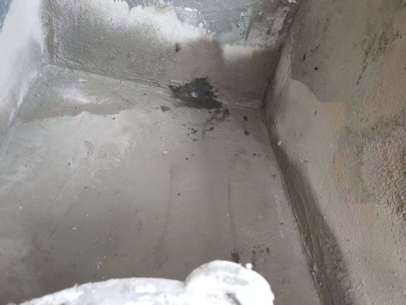 小露臺(tái)防水施工：1、選好防水涂料：涂料選好了，防水就成功了一大半。沒(méi)有優(yōu)良的性能和良好的保護(hù)措施，難以達(dá)到要求的耐久年限。所以應(yīng)選擇抗拉強(qiáng)度高、延伸率大、耐老化好的防水材料。 　　2.坡度設(shè)計(jì)：首先要確保地面有坡度，低的一邊為排水口。然后就是要確保陽(yáng)臺(tái)和客廳或陽(yáng)臺(tái)和起居室至少要有2～3公分的高度差。一般情況下要使客廳和陽(yáng)臺(tái)有這樣的高度差其實(shí)是很有難度的，因?yàn)榻ㄖ旧砜赡芨叨炔钪挥?公分左右。建議用一塊大理石板來(lái)做裝飾，既實(shí)用又美觀(guān)。 　　3.在露臺(tái)地面要確保排水系統(tǒng)的順暢，特別是陽(yáng)臺(tái)養(yǎng)有植物時(shí)要定期清理，防止排水時(shí)堵塞地漏，以防止積水滲透進(jìn)居室。