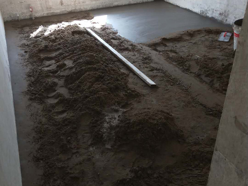 地面找平維修：水泥找平最傳統(tǒng)的地面找平方式，適合各種地面找平。先對(duì)地面基層打磨，尤其是凸起的地方，盡量打磨平齊;之后找地面的高度，并彈線標(biāo)記;抹灰餅和標(biāo)筋后，開始刷水泥砂漿，將地面全部鋪平;可使用木抹子將其搓平，確保平整，并用鐵抹子來壓光，通常要壓三遍，最后做地面養(yǎng)護(hù)等待自然干燥。選擇水泥砂漿地面找平，費(fèi)用會(huì)比石膏地面找平貴一些。 若地面準(zhǔn)備安裝地暖，選擇自流平來做地面找平最合適不過了。不僅地面找平薄(大約在2mm—5mm左右)，還不會(huì)對(duì)地暖的熱傳導(dǎo)有影響。若家中樓層較矮，選擇這種方式也合適。