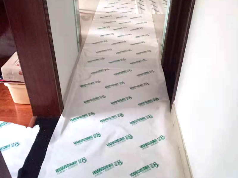 過道成品保護：各種裝修物料的進場以及各種建筑裝修垃圾的清理，都會經(jīng)過入戶門，這些物品在搬運的過程中，難免會和入戶門發(fā)生磕碰，造成入戶門的磕碰劃傷，所以，第一個需要做好成品保護的地方就是入戶門。 在裝修開工前直到家具進場期間，都需要對入戶門進行保護！可以使用成品保護膜將門包裹。 地面瓷磚鋪貼完后，用成品保護膜覆蓋磚面，既可以防止裝修時的沙子磨傷地面，同時也能有效地防止油漆涂料等有色液體滴落磚面，造成地面污染。
