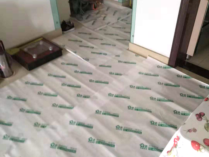 過道成品保護：各種裝修物料的進場以及各種建筑裝修垃圾的清理，都會經(jīng)過入戶門，這些物品在搬運的過程中，難免會和入戶門發(fā)生磕碰，造成入戶門的磕碰劃傷，所以，第一個需要做好成品保護的地方就是入戶門。 在裝修開工前直到家具進場期間，都需要對入戶門進行保護！可以使用成品保護膜將門包裹。 地面瓷磚鋪貼完后，用成品保護膜覆蓋磚面，既可以防止裝修時的沙子磨傷地面，同時也能有效地防止油漆涂料等有色液體滴落磚面，造成地面污染。