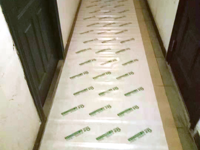 過道成品保護：各種裝修物料的進場以及各種建筑裝修垃圾的清理，都會經(jīng)過入戶門，這些物品在搬運的過程中，難免會和入戶門發(fā)生磕碰，造成入戶門的磕碰劃傷，所以，第一個需要做好成品保護的地方就是入戶門。 在裝修開工前直到家具進場期間，都需要對入戶門進行保護！可以使用成品保護膜將門包裹。 地面瓷磚鋪貼完后，用成品保護膜覆蓋磚面，既可以防止裝修時的沙子磨傷地面，同時也能有效地防止油漆涂料等有色液體滴落磚面，造成地面污染。