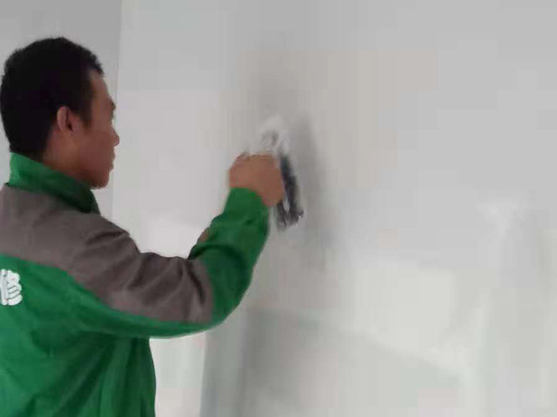 過道成品保護：各種裝修物料的進場以及各種建筑裝修垃圾的清理，都會經(jīng)過入戶門，這些物品在搬運的過程中，難免會和入戶門發(fā)生磕碰，造成入戶門的磕碰劃傷，所以，第一個需要做好成品保護的地方就是入戶門。 在裝修開工前直到家具進場期間，都需要對入戶門進行保護！可以使用成品保護膜將門包裹。 地面瓷磚鋪貼完后，用成品保護膜覆蓋磚面，既可以防止裝修時的沙子磨傷地面，同時也能有效地防止油漆涂料等有色液體滴落磚面，造成地面污染。