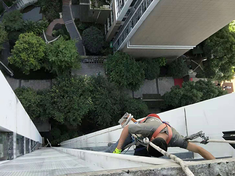 外墻窗戶打膠：在給斷橋鋁門窗打膠的時(shí)候，如果需要在室外才能打膠的話，必須在室外打膠，因?yàn)槿绻銖?qiáng)在室內(nèi)進(jìn)行打膠的話，顯然打出來的膠會(huì)不均勻，這樣就起不到防水的作用了。其次，在給斷橋鋁門窗打膠的時(shí)候，需要將斷橋鋁門窗邊上的膠帶給處理掉，不要粘在上面就進(jìn)行打膠防水了，這個(gè)也是比較重要的，否則時(shí)間久了之后，膠帶脫膠，防水效果就沒有了。之后，在給斷橋鋁門窗打膠的時(shí)候，盡可能的使用滿膠，然后用上另外一罐膠繼續(xù)打，這樣打不出來不美觀之外，還會(huì)出現(xiàn)氣泡，防水效果極差。接著，在給斷橋鋁門窗打膠之前，適當(dāng)?shù)男迯?fù)一下需要打膠的位置，尤其是有一些水泥等藏起來的物體，因?yàn)槟鞘菚?huì)影響打膠后的效果的，需要處理好再打膠，效果會(huì)好很多。最后，需要處理掉周圍多余的膠，如果出現(xiàn)明顯的氣孔的話，我們只能適當(dāng)補(bǔ)膠，需要用小的頭子來補(bǔ)膠。
