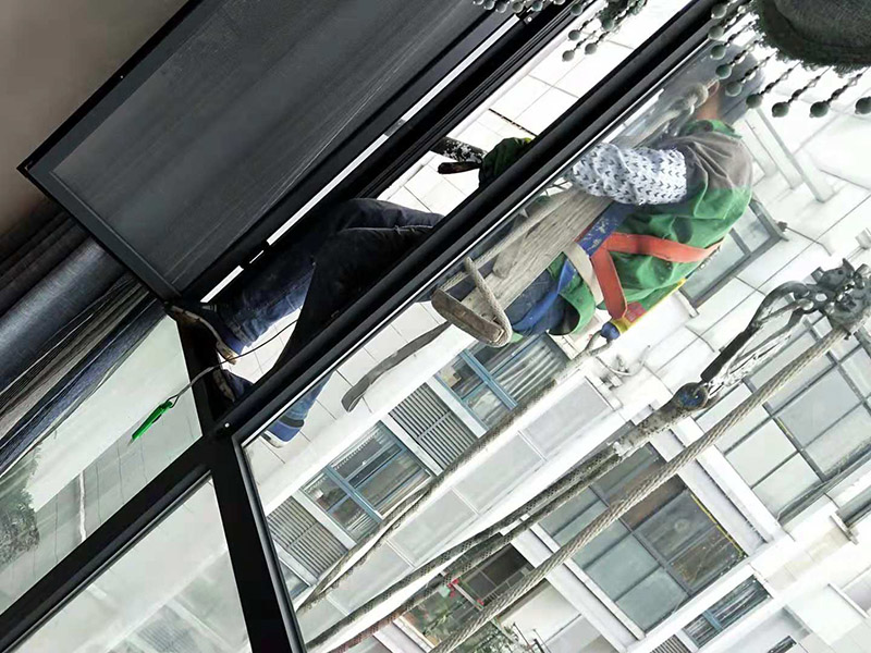 外墻窗戶打膠：在給斷橋鋁門窗打膠的時(shí)候，如果需要在室外才能打膠的話，必須在室外打膠，因?yàn)槿绻銖?qiáng)在室內(nèi)進(jìn)行打膠的話，顯然打出來的膠會(huì)不均勻，這樣就起不到防水的作用了。其次，在給斷橋鋁門窗打膠的時(shí)候，需要將斷橋鋁門窗邊上的膠帶給處理掉，不要粘在上面就進(jìn)行打膠防水了，這個(gè)也是比較重要的，否則時(shí)間久了之后，膠帶脫膠，防水效果就沒有了。之后，在給斷橋鋁門窗打膠的時(shí)候，盡可能的使用滿膠，然后用上另外一罐膠繼續(xù)打，這樣打不出來不美觀之外，還會(huì)出現(xiàn)氣泡，防水效果極差。接著，在給斷橋鋁門窗打膠之前，適當(dāng)?shù)男迯?fù)一下需要打膠的位置，尤其是有一些水泥等藏起來的物體，因?yàn)槟鞘菚?huì)影響打膠后的效果的，需要處理好再打膠，效果會(huì)好很多。最后，需要處理掉周圍多余的膠，如果出現(xiàn)明顯的氣孔的話，我們只能適當(dāng)補(bǔ)膠，需要用小的頭子來補(bǔ)膠。