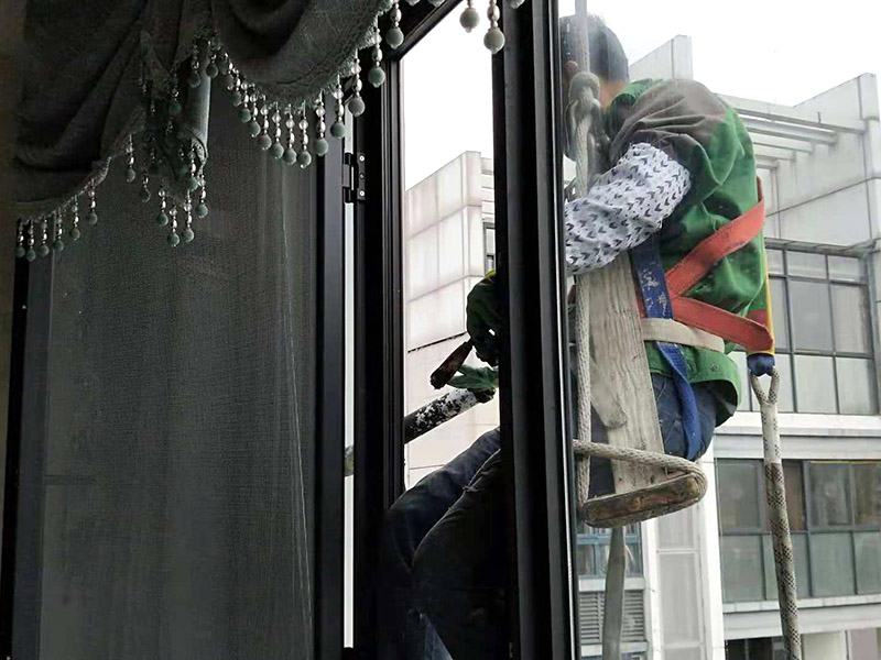 外墻窗戶打膠：在給斷橋鋁門窗打膠的時(shí)候，如果需要在室外才能打膠的話，必須在室外打膠，因?yàn)槿绻銖?qiáng)在室內(nèi)進(jìn)行打膠的話，顯然打出來的膠會(huì)不均勻，這樣就起不到防水的作用了。其次，在給斷橋鋁門窗打膠的時(shí)候，需要將斷橋鋁門窗邊上的膠帶給處理掉，不要粘在上面就進(jìn)行打膠防水了，這個(gè)也是比較重要的，否則時(shí)間久了之后，膠帶脫膠，防水效果就沒有了。之后，在給斷橋鋁門窗打膠的時(shí)候，盡可能的使用滿膠，然后用上另外一罐膠繼續(xù)打，這樣打不出來不美觀之外，還會(huì)出現(xiàn)氣泡，防水效果極差。接著，在給斷橋鋁門窗打膠之前，適當(dāng)?shù)男迯?fù)一下需要打膠的位置，尤其是有一些水泥等藏起來的物體，因?yàn)槟鞘菚?huì)影響打膠后的效果的，需要處理好再打膠，效果會(huì)好很多。最后，需要處理掉周圍多余的膠，如果出現(xiàn)明顯的氣孔的話，我們只能適當(dāng)補(bǔ)膠，需要用小的頭子來補(bǔ)膠。