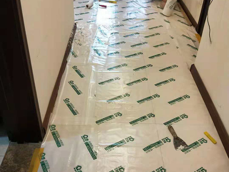 墻面起霉空鼓維修：確定空鼓的具體位置，用粉筆畫出切割線，切割線比空鼓部位寬出不少于100mm。切割線必須整潔規(guī)范，做成長方形或正方形。畫好切割線后用砂輪切割機切開，禁止未切割就直接打鑿。打鑿必須干凈，清理到基層。掛鋼絲網，噴霧器灑水濕潤。先在底面及四周刷801膠素水泥漿一遍，12小時內進行噴水養(yǎng)護不少于3天。分兩次用和原面層相同材料的1:2水泥砂漿填補并搓平。修補完后用噴霧器噴水養(yǎng)護不少于3天。