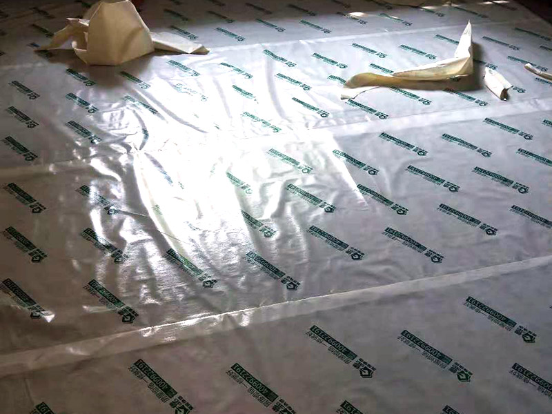 墻面起霉空鼓維修：確定空鼓的具體位置，用粉筆畫出切割線，切割線比空鼓部位寬出不少于100mm。切割線必須整潔規(guī)范，做成長方形或正方形。畫好切割線后用砂輪切割機切開，禁止未切割就直接打鑿。打鑿必須干凈，清理到基層。掛鋼絲網，噴霧器灑水濕潤。先在底面及四周刷801膠素水泥漿一遍，12小時內進行噴水養(yǎng)護不少于3天。分兩次用和原面層相同材料的1:2水泥砂漿填補并搓平。修補完后用噴霧器噴水養(yǎng)護不少于3天。