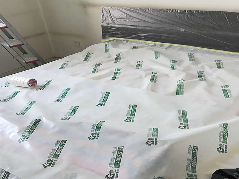 臥室局部改造：老房子裝修是工首步驟，也是最重要的步驟，就是拆改,拆除一些不必要的墻體，改造房屋結(jié)構(gòu)和水電；刮膩?zhàn)?，第一遍刮石膏，硬度好，附著力好干了不容易開(kāi)裂收縮，填充力好，能堵住墻體上小 眼眼，干了后就不能再出現(xiàn)小眼眼了；第二遍刮的重點(diǎn)就是找平，第三遍進(jìn)行修補(bǔ)。