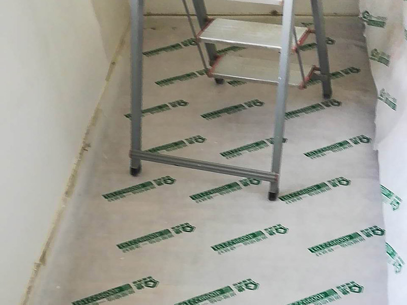 臥室局部改造：老房子裝修是工首步驟，也是最重要的步驟，就是拆改,拆除一些不必要的墻體，改造房屋結(jié)構(gòu)和水電；刮膩?zhàn)?，第一遍刮石膏，硬度好，附著力好干了不容易開(kāi)裂收縮，填充力好，能堵住墻體上小 眼眼，干了后就不能再出現(xiàn)小眼眼了；第二遍刮的重點(diǎn)就是找平，第三遍進(jìn)行修補(bǔ)。