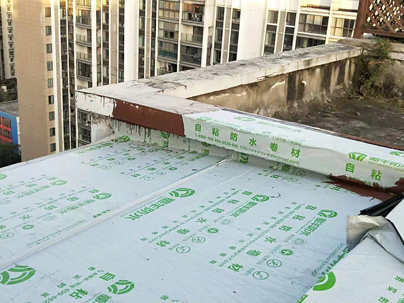 屋頂防水案例：1．在干燥基面上施工防水涂料前應(yīng)先濕潤(rùn)基面至無(wú)明水為準(zhǔn)，若基面潮濕但無(wú)明水可直接施工。 2．按配比先將防水漿料乳液倒入拌料桶中，然后再將粉料倒入，充分?jǐn)嚢柚辆鶆颉o(wú)料粒糊狀，靜置十分鐘后再攪拌一下，效果更佳。 3．用毛刷或滾刷直接將膠漿涂刷在基面上，待第一層完全干透后（約2小時(shí)或手擦不粘為準(zhǔn)），再涂刷第二遍，兩遍的涂刷方向應(yīng)交錯(cuò)。 4．在操作進(jìn)程中應(yīng)保持間斷性攪拌以防止膠漿沉淀。 5．待防水層完全干固后，方可在其上面做砂漿保護(hù)層或其它覆蓋層。