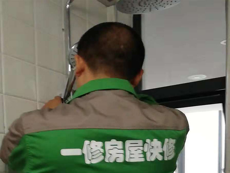 衛(wèi)浴掛件安裝：1、確定好掛架的安裝位置并標(biāo)注好，為了掛件具有更好的效果，應(yīng)該避免在墻柱上安裝掛件。確定安裝位置以后，在安裝墊上標(biāo)記出掛件底座安裝時需要對應(yīng)的螺孔位置。 2、在標(biāo)注好的螺孔位置點用電鉆打孔，打孔的直徑最好比需要安裝的螺絲釘直徑大，留一點空隙方便接下來的安裝工作。 3、將五金掛件對應(yīng)的塑料膨脹管插入到鉆孔內(nèi)，再用不銹鋼螺絲釘旋轉(zhuǎn)固定好底座，再將掛件套在底座上，擰緊螺釘固定好掛件即可完成。