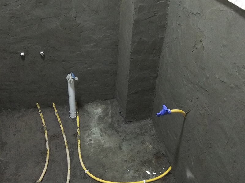 廚房墻面抹灰，臥室貼磚：1、鋪地磚要用水泥砂漿先將地面鋪平，將未涂水泥的地磚鋪在地面， 2、敲平后，將水泥漿涂滿地磚，鋪于地面，四塊磚的對角位置齊平。 3、鋪設(shè)的順序也有講究。貼地面磚應(yīng)由內(nèi)向外貼，如地面有坡度或有地漏，應(yīng)注意按排水方向找坡；墻磚應(yīng)從下向上鋪貼，為美觀起見，最底層的磚應(yīng)后貼。墻磚貼完后再壓地磚。 4、一面墻不能一次貼到頂，以防瓷磚自重較大，引起塌落。 5、鋪完地磚短時間內(nèi)不要踩踏。