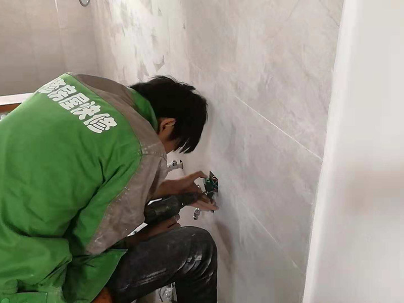 開關插座安裝：在安裝插座之前需要做的是打掃安裝位置的衛(wèi)生，將灰塵和雜物都清除干凈。并用抹布把盒內殘存灰塵擦凈。將盒內甩出的導線留出一段將來要維修的長度，然后把線削出一些線芯，注意削線芯時不要碰傷線芯。先將底盒子內留出的導線由塑料臺的出線孔中穿出來，再把塑料臺緊緊貼在墻面中，在用螺絲把它固定在底盒子上。固定好后，將導線按剛剛打開盒時的接線方式，把各自的位置從開關插座的線孔中穿出來，并把導線壓緊壓牢。