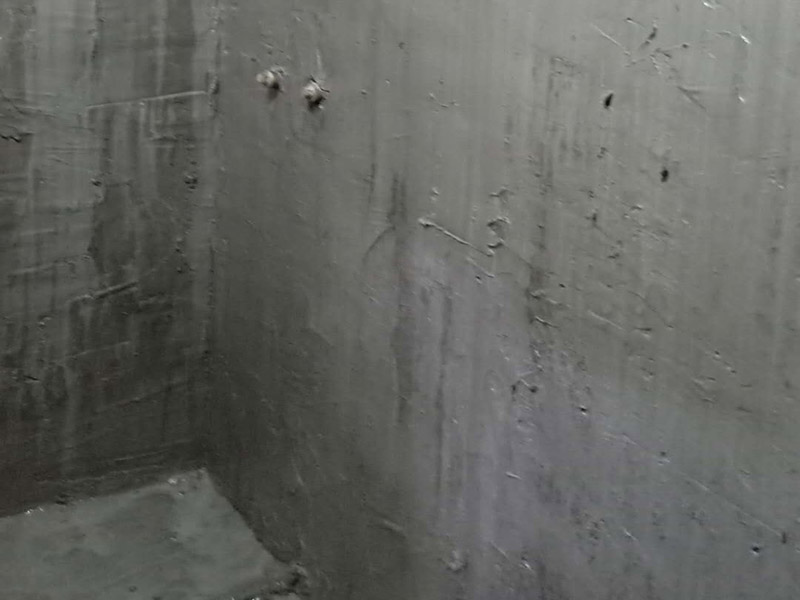 墻面地面防水涂刷：第一步：清理墻面和地面 在涂刷防水涂層之前，先要清理墻面和地面，同時要用連接的氣泵皮管吹盡陰角處的浮沉。 第二步：刷防水涂料 刷防水涂料時先刷墻角部位，交接處應(yīng)有200mm，不得有漏刷情況。 墻角涂刷完成后涂刷墻體：第一遍涂刷墻面時，應(yīng)上下縱向涂刷，第二遍涂刷墻體，應(yīng)左右橫向涂刷。注意、第二遍防水涂料間需要有一定時間間隔，待遍涂料干透后才能進行第二遍，具體時間視涂料而定。 第三步：閉水試驗 在涂刷完防水涂料后，不能立刻貼瓷磚，還必須進行防水測試。 防水測試具體方法是：堵住衛(wèi)生間排水口、地漏等，然后將衛(wèi)生間積水2~3cm。24小時后到樓下查看是否有水滲漏，一旦發(fā)現(xiàn)有滲水痕跡，必須馬上返工。