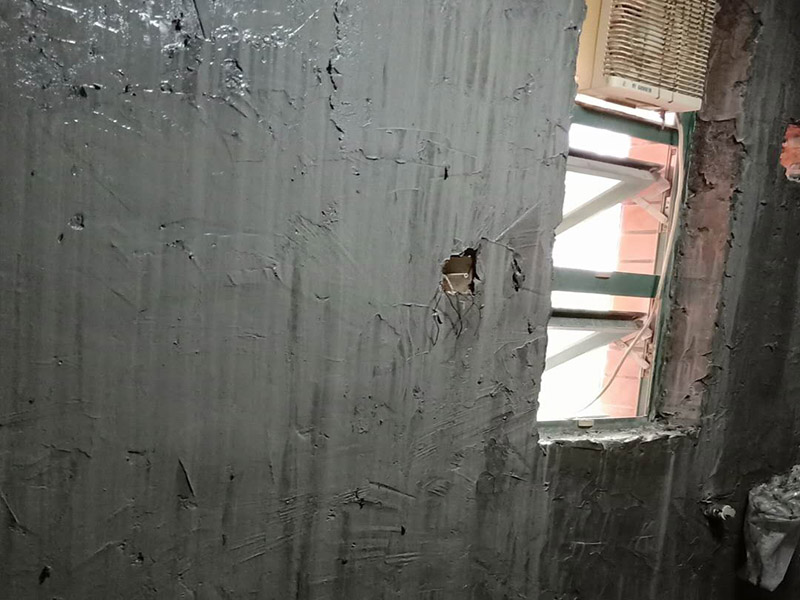 墻面地面防水涂刷：第一步：清理墻面和地面 在涂刷防水涂層之前，先要清理墻面和地面，同時要用連接的氣泵皮管吹盡陰角處的浮沉。 第二步：刷防水涂料 刷防水涂料時先刷墻角部位，交接處應(yīng)有200mm，不得有漏刷情況。 墻角涂刷完成后涂刷墻體：第一遍涂刷墻面時，應(yīng)上下縱向涂刷，第二遍涂刷墻體，應(yīng)左右橫向涂刷。注意、第二遍防水涂料間需要有一定時間間隔，待遍涂料干透后才能進行第二遍，具體時間視涂料而定。 第三步：閉水試驗 在涂刷完防水涂料后，不能立刻貼瓷磚，還必須進行防水測試。 防水測試具體方法是：堵住衛(wèi)生間排水口、地漏等，然后將衛(wèi)生間積水2~3cm。24小時后到樓下查看是否有水滲漏，一旦發(fā)現(xiàn)有滲水痕跡，必須馬上返工。