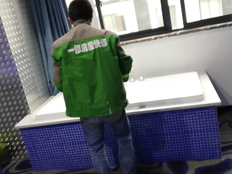 浴缸安裝維修：1、做好管道后，補(bǔ)好開槽部位做防水，24小時蓄水試驗(yàn)確保無滲漏。 2、按正常程序鋪磚，做完。 3、安裝浴缸：用泡沫磚墊好浴缸。浴缸高度一般在600mm以內(nèi)。接好上下水，保持通暢。然后用泡沫磚砌好墻抹灰。注意在下水管相應(yīng)位置留好檢修孔，250x300mm左右。 4、臺子上用什么材料，可以用同式樣的墻磚，馬賽克，人造石，大理石，不銹鋼等都可以，具體看你所喜歡的風(fēng)格。