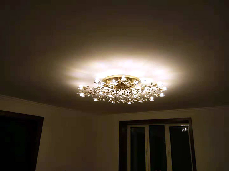 燈具安裝維修：燈具安裝主要有普通式燈頭安裝和掉線式燈頭安裝。普通式燈頭安裝將電源線留足維修長度后剪除多余電源線，然后剝出線頭，采用連接螺釘將燈座安在接線盒上。掉線式燈頭安裝是將電源線留足維修長度后剪除余線并剝出線頭，把導(dǎo)線穿過燈頭底座，用連接螺釘把底座固定在接線盒上。燈具安裝完成后，可以打開電源，測試燈具是否可以正常的使用。