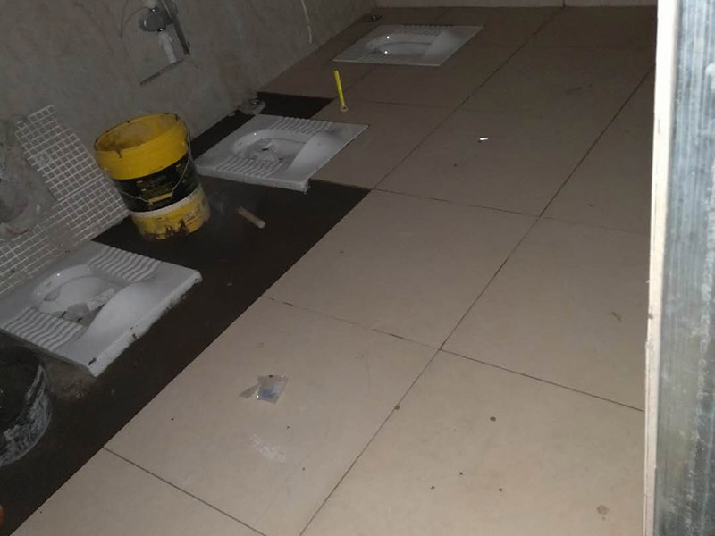 公廁施工裝修：衛(wèi)生間裝修的第一個步驟就是水電改造，水電改造直接影響到入住后衛(wèi)生間的使用效果，所以，這個步驟非常重要。首先，大家需要確定與水電相關的所有設備的尺寸大小、擺放位置和安裝方式；水電改造完成之后，就到了防水處理的步驟。衛(wèi)生間防水處理不僅要處理好地面的防水工作，還不能忽視了墻面的防水工作，衛(wèi)生間內使用的所有開關插座都要裝上防水蓋，做好每個細節(jié)的防水處理，這要也能為日后省去不少麻煩。瓷磚是衛(wèi)生間地面常用的裝修材料，具有不錯的裝飾作用，而且我們可以使用一跌防水性能不錯的瓷磚，這要也能好的保護到衛(wèi)生間內的地面和墻體。衛(wèi)生間地面的瓷磚不僅要考慮到防水性，也要考慮到防滑性，大家最好選表面有凹凸紋路的瓷磚，這種瓷磚不僅防水還防滑。在選擇衛(wèi)生間吊頂材料的時候，一定要注意材料的防水性，因為我們在沐浴過程中會產生水汽，水汽蒸發(fā)到吊頂上，如果使用的吊頂材料不具備防水的性能，時間內長了就會出現(xiàn)霉變、變形等情況。