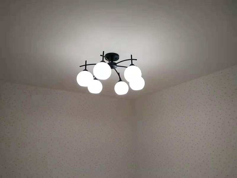 全屋吊燈安裝：1、燈具檢查 檢查燈具安裝附件，查看廠家相關(guān)文件和技術(shù)是否齊全，燈具外觀是否損壞，是否有變形、金屬脫落、腐蝕等現(xiàn)象。 2. 燈具組裝 將燈具各部分連接成一個(gè)整體，燈具螺紋的長(zhǎng)度應(yīng)適當(dāng)，對(duì)于多余的螺紋頭應(yīng)鍍錫，注意火線與零線的區(qū)別，并將線拉直。 3、燈具安裝 燈頭電源線應(yīng)足夠，然后將剩余的電線切斷，取出線頭，用螺絲將燈頭安裝在接線盒上。 4、通電試運(yùn)行 安裝完成后，打開電源，檢測(cè)是否通電。