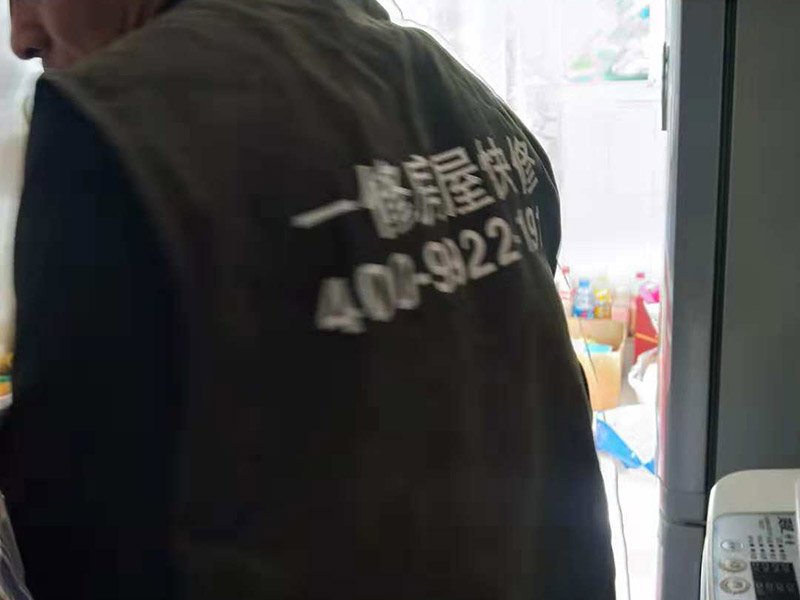 衛(wèi)生間水管安裝：一、衛(wèi)生間水管安裝的正確順序 衛(wèi)生間的水管裝置前定要遵從合理步驟，一般首要和師傅參議水路的詳細(xì)走向，二是用電錘把卡子固定到墻上，三是開端用專業(yè)的熱溶機(jī)對(duì)管子進(jìn)行熱熔銜接，四是用試壓泵對(duì)整個(gè)管線進(jìn)行打壓測試，五是整理現(xiàn)場。二、衛(wèi)生間水管的規(guī)劃布局 衛(wèi)生間水管裝置要根據(jù)水的走向進(jìn)行鋪設(shè)，一般是橫平豎直，盡可能2條管道不交叉，如果穿插要搭過橋，冷熱水管分隔并保持必定的間隔，沐浴混水閥的左右方位正確且裝在浴缸中心，高度最好在1.8m-2.1m間，還要為熱水器的裝置和洗衣機(jī)的進(jìn)出水口預(yù)留方位，做到科學(xué)合理的布局。