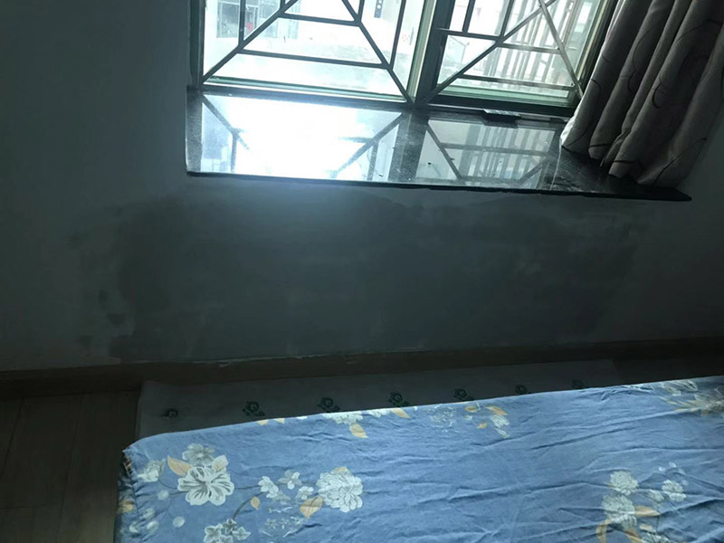 墻面局部補(bǔ)膩?zhàn)樱?、墻面基本干燥，基層含水率不得大于10%。   2、抹灰作業(yè)已全部完成，過(guò)墻管道、洞口、陰陽(yáng)角處理完畢，為確保墻面干燥，各種穿墻孔應(yīng)提前抹灰找平。  3、門、窗、玻璃要提前安裝完畢。 4、地面施工及管道安裝完畢。   5、將墻體空鼓、裂縫修補(bǔ)到位后，再進(jìn)行膩?zhàn)邮┕?。裂縫處理方法，用抗裂砂漿將寬100mm的無(wú)紡布粘貼在裂縫上，每邊搭接50mm，外面抹抗裂砂漿。  刮膩?zhàn)訒r(shí)不要污染地面，門窗、玻璃等以完成的分部分項(xiàng)工程。刮膩?zhàn)油瓿珊笠咨票Ｗo(hù)，不得磕碰污染墻面。 