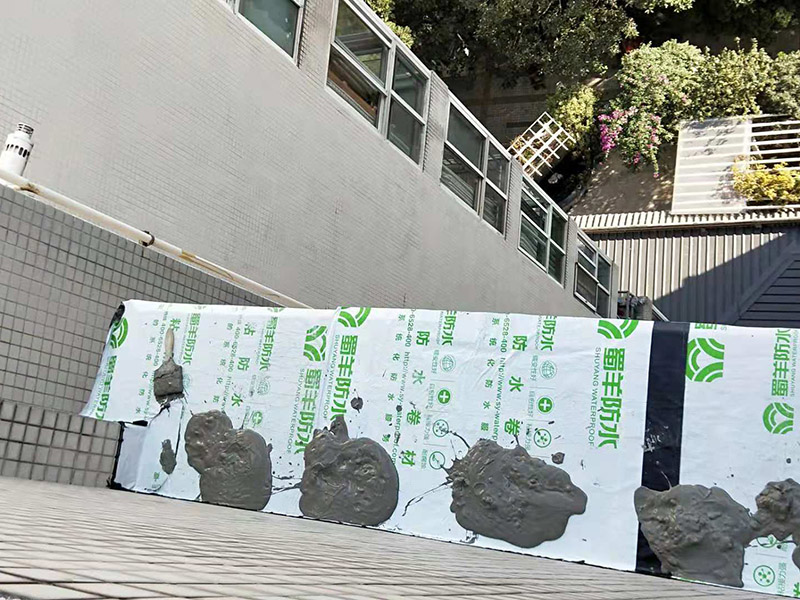 窗戶臺防水維修：(1)清理窗框周邊，查找滲漏縫隙，分析滲漏原因; (2)對于墻體內部存在空穴的部位，根據(jù)具體情況考慮化學灌漿或填充其它彈性防水材料; (3)清理縫隙表面，其表面不應有油污，浮塵等隔離物; (4)在窗框周邊縫隙內嵌填彈性密封材料; (5)試水檢驗防水效果。 主要是在窗戶的外面做防水處理，一般是墻面上批刮耐水膩子、刷防水涂料。當然，如果事先做一下基礎防水的話，那么防水的效果會更好了。
