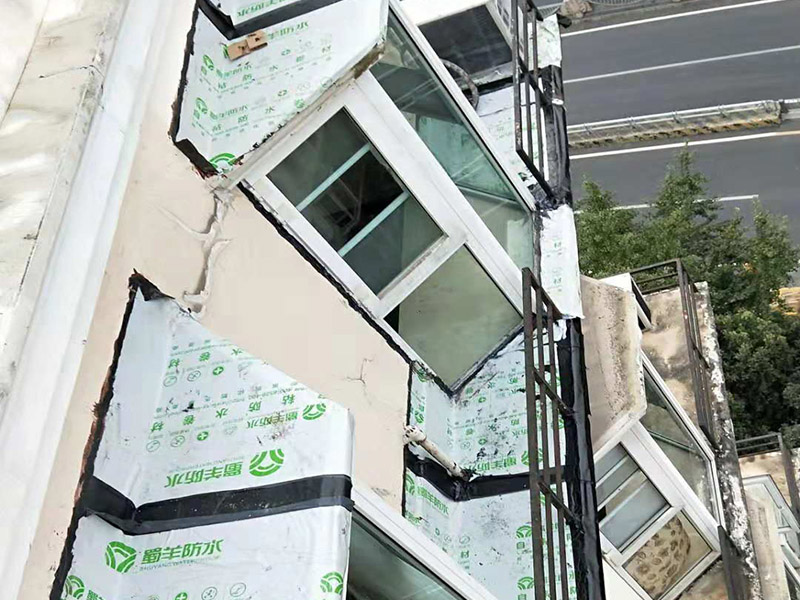窗戶臺防水維修：(1)清理窗框周邊，查找滲漏縫隙，分析滲漏原因; (2)對于墻體內部存在空穴的部位，根據(jù)具體情況考慮化學灌漿或填充其它彈性防水材料; (3)清理縫隙表面，其表面不應有油污，浮塵等隔離物; (4)在窗框周邊縫隙內嵌填彈性密封材料; (5)試水檢驗防水效果。 主要是在窗戶的外面做防水處理，一般是墻面上批刮耐水膩子、刷防水涂料。當然，如果事先做一下基礎防水的話，那么防水的效果會更好了。