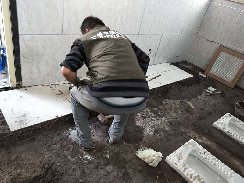 公廁貼磚維修：基層處理：應(yīng)全部清理墻面上的各類污物，打掃干凈現(xiàn)場(chǎng)，特別是腳落里。 批墻、墻面找平：用泥刀先批墻，后用水泥漿找平。這個(gè)工序很重要，確保底子平，防止貼后空鼓。 刷防水涂料：墻面要刷防水涂料，防止貼后浸水，一般高度不低于1.8米，刷的時(shí)候會(huì)稍高一些。 找水平基準(zhǔn)線：根據(jù)設(shè)計(jì)鋪貼圖樣的要求，確定排磚方案，用墨斗彈線，以減少施工損耗。 粘結(jié)劑上墻：把剛剛攪拌好的粘結(jié)劑漿料均勻的刮到墻上。 瓷磚上墻將經(jīng)過(guò)預(yù)先清潔的瓷磚平整地鋪貼在粘結(jié)劑漿料基層上，使用橡膠錘將瓷磚拍實(shí)鋪平。施工過(guò)程中，可小幅度轉(zhuǎn)動(dòng)瓷磚，使?jié){料與瓷磚背面充分接觸。專家建議在鋪貼時(shí)，隨機(jī)取下已鋪貼于基層上的瓷磚作檢查。確保漿料與瓷磚背面的充分接觸。 留縫大小調(diào)整根據(jù)瓷磚的尺寸，在磚與磚之間預(yù)留相應(yīng)尺寸的縫隙留待嵌縫?？捎醚篮灥认裙潭ǎ辰Y(jié)劑具有一定的可調(diào)整性，可對(duì)留縫的大小進(jìn)行調(diào)整。
