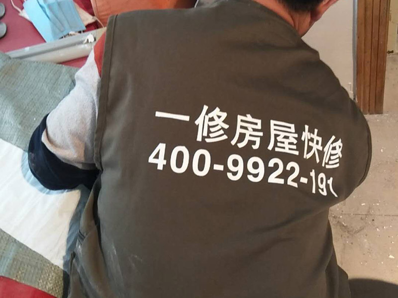 局部墻面補(bǔ)膩?zhàn)樱汗文佔(zhàn)訉?duì)不同的墻體有著不同的要求，像比較常見的混凝土的墻面，會(huì)出現(xiàn)一些氣孔與鼓起的現(xiàn)象，所以就要先把墻面修平整掉，磨平凸起處，填補(bǔ)凹陷處。 基層做好處理后，墻面還是會(huì)有一些凹陷的地方，這個(gè)時(shí)候就可以用石膏膩?zhàn)觼硌a(bǔ)平。將石膏膩?zhàn)訅簩?shí)凹陷處，橫抹豎起的地方再重新刮一遍，這樣來確保墻面的平整。 墻面上可能會(huì)有油污等這些東西，所以需要涂刷一下火堿水溶液，不過在涂刷時(shí)一定要注意，一邊涂刷一邊就要拿清水清洗墻面，這樣不僅可以加快一點(diǎn)速度，而且效果也好。 刮膩?zhàn)又埃瑖娝⒁槐檎辰Y(jié)劑，就可以開始刮膩?zhàn)恿?。在刮膩?zhàn)拥臅r(shí)候注意，避免留下浮膩?zhàn)右约肮魏郏乐鼓佔(zhàn)由险瓷匣覊m、砂礫等雜物，然后按照規(guī)范刮就可以了。 第一遍膩?zhàn)庸瓮旰?，仔?xì)檢查看看墻面還有沒有問題，等到膩?zhàn)油晖耆赏钢?，用?xì)砂紙仔細(xì)地打磨一遍，如果還是有凹陷的情況，那么就用膩?zhàn)釉僖淮芜M(jìn)行修補(bǔ)找平。