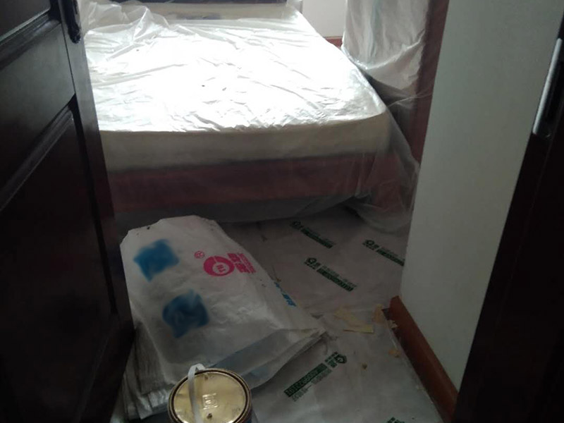 家具拆除，墻面補石膏：1、壓力灌漿法：空氣壓縮機將粘合劑灌人磚墻裂縫內(nèi)，將開裂的墻重新粘合在一起。  2、外力修補法：將原有的縫隙打開，用彈性膩子修補，或者是使用的確良布整粘。  3、到市場上購買一些油漆專用的亞麻布，將亞麻布用白膠貼至墻體，然后待干透后涂上水泥漆，這樣的話，可以保證墻體不再有裂縫，也可以起到堅固墻體的作用。  4、將墻體表面的保溫板去掉，或者是把墻體表面的水泥去掉，在外面安裝一層石膏板最后在上面做乳膠漆。但此種方法工程耗量大，也有一定的難度。  5、大面積的裂縫，將開裂的墻面基底做出一個“U”形狀，對基底進行修補，最后掛上鋼絲網(wǎng)就可以了。