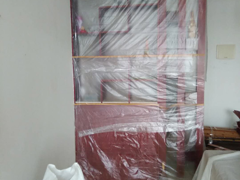 家具拆除，墻面補石膏：1、壓力灌漿法：空氣壓縮機將粘合劑灌人磚墻裂縫內(nèi)，將開裂的墻重新粘合在一起。  2、外力修補法：將原有的縫隙打開，用彈性膩子修補，或者是使用的確良布整粘。  3、到市場上購買一些油漆專用的亞麻布，將亞麻布用白膠貼至墻體，然后待干透后涂上水泥漆，這樣的話，可以保證墻體不再有裂縫，也可以起到堅固墻體的作用。  4、將墻體表面的保溫板去掉，或者是把墻體表面的水泥去掉，在外面安裝一層石膏板最后在上面做乳膠漆。但此種方法工程耗量大，也有一定的難度。  5、大面積的裂縫，將開裂的墻面基底做出一個“U”形狀，對基底進行修補，最后掛上鋼絲網(wǎng)就可以了。