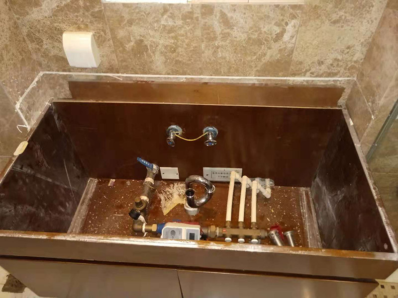 浴室柜拆除維修：（1）確認好浴室柜的安裝位置：在鋪地磚和墻磚前，就要確認好浴室柜的安裝位置，由于安裝浴室柜是要在墻上打孔的，還需要進水孔和排水孔的，一旦安裝后一般不能移動位置的，所以確認好浴室柜的安裝位置是安裝前的必備條件。（2）購買浴室柜時要根據(jù)安裝位置確認浴室柜的形狀和大?。涸∈夜竦奈恢么_定后，只能根據(jù)安裝位置來定浴室柜的形狀和大小。（3）認準水管的管線圖和電線的線路圖：安裝時要在墻上用沖氣鉆打孔，所以安裝前確認管線圖和線路圖至關(guān)重要，如果打破水管或電線線路圖就要撬開部分墻磚，造成不必要的損失。