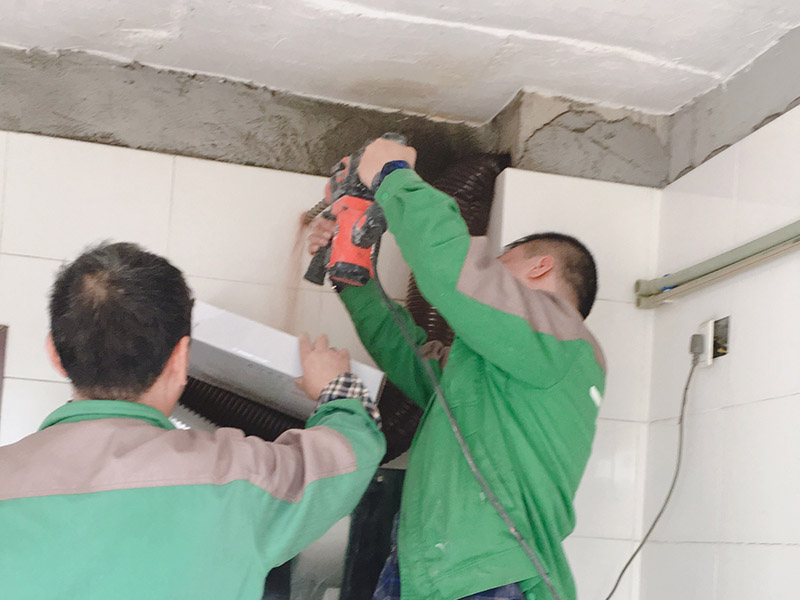 墻面打穿墻孔：1. 水泥墻打孔的方法 1)  在墻面固定擱板有好幾種方法：窄一點的能夠先在墻上釘上木條，通常的紅磚墻面能夠直接用水泥鋼釘釘入，假如是混凝土墻面</a>就先要用電錘打孔然后用木楔敲入孔內(nèi)再釘上木條，接下來即是把擱板固定在木便條上面，不和再用其它木板跟木便條鑲平再釘上飾面板刷上油漆。 2)  但佳固定在墻角上也即是說在兩面墻的交接處這么多了一個支撐點比較健壯擱板也能適當?shù)膶捯稽c。還有即是你說的先在墻面上開槽再把木板插進去旁邊的縫隙再用水泥填滿，這種方法的承重力比較大但是槽要開得深一點。通常來講這種擱板的寬度不宜超越三十公分并且佳做成上下崎嶇狀或階梯狀這么既漂亮又健壯。假如想當書桌就必須要有支撐了。