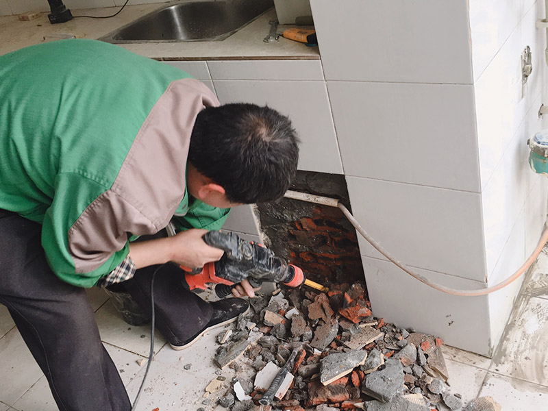 墻體局部打孔拆除：沖擊鉆或是電錘 沖擊鉆依靠旋轉(zhuǎn)和沖擊來(lái)工作。單一的沖擊是非常輕微的，但每分鐘 40000多次的沖擊頻率可產(chǎn)生連續(xù)的力。可用于天然的石頭或混凝土。 附有氣動(dòng)錘擊機(jī)構(gòu)的一種帶安全離合器的電動(dòng)式旋轉(zhuǎn)錘鉆。電錘是利用活塞運(yùn)動(dòng)，壓縮氣體沖擊鉆頭，不需要手使多大的力氣，可以在混凝土、磚、石頭等硬性材料上開(kāi)6--100mm的孔。