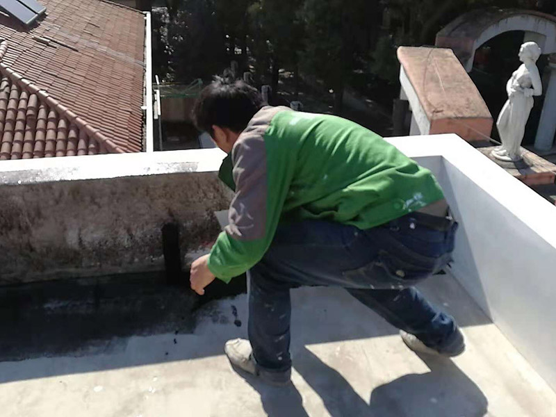 屋頂刷防水維修：1、清理基層，施工前要將基層表面的塵土和雜物清理干凈，然后用熱熔法改性瀝青卷材對防水層施工前在水落口、管根、陰陽角等細部先做好附加層。 2、鋪貼卷材，首先卷材的厚度要符合要求，將防水卷材裁剪成相應的尺寸，用火焰噴槍加熱基層和卷材的交接處，趁卷材的材面剛剛熔化時將卷材向前滾鋪、粘貼。鋪貼平面與立面相連接的卷材應由下向上進行。 3、熱熔封邊，用噴槍將卷材搭接處加熱，讓其粘結牢固，然后涂刷第一遍防水涂料。防水施工前要先保證地面干凈、干燥，防水涂料要滿涂，確保無遺漏，與基層結合要牢固，無裂紋和氣泡等，防水涂料厚度要達到產品規(guī)定的要求。 4、待第一遍防水涂料完全干透之后再進行第二遍防水涂刷，第一遍防水涂料沒有完全干透就進行第二遍防水施工的話會使防水效果大打折扣。 5、鋪保護層，防水工作做完后，在表面鋪上保護層，是為了防止之后的施工把防水層破壞，保護層鋪貼要完全覆蓋防水層，做到無遺漏，與基層結合牢固無氣泡和脫落現象發(fā)生。 6、閉水試驗，閉水試驗時水的高度不能低于2cm，然后觀察24小時以上，看其有無滲漏的現象發(fā)生，如果沒有才算合格。