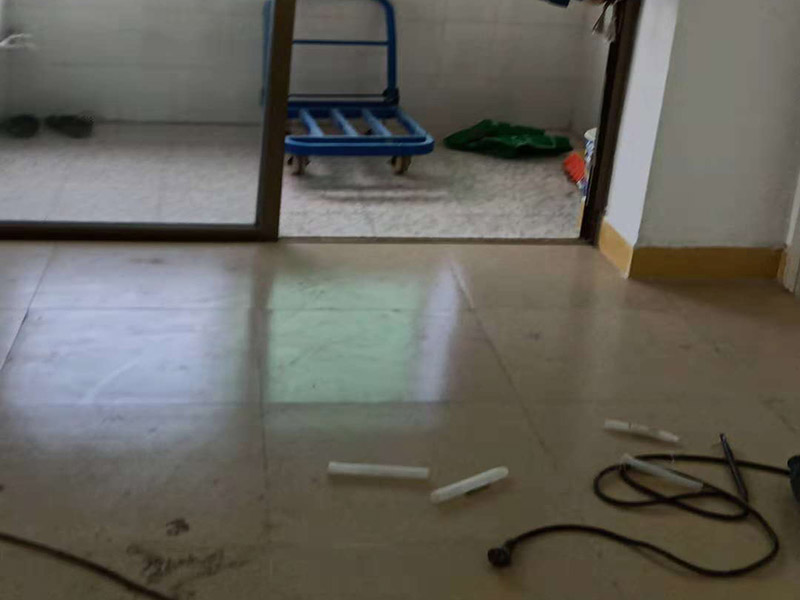 地磚拆除：拆除地面磚最容易的方法是,先想辦法撬開大門口的那塊地磚,因為那塊磚是有一邊露在外面的,比較容易撬開。再用扁的鑿子一片片的往里撬,如果水泥砂漿做得不是特別牢的話,可以用錘子把扁鑿敲進地磚和水泥地面中間的縫隙里的,那樣就能把地磚整塊的撬起來。這樣的方法比用錘子從正面敲碎地磚要容易得多。如果順利的話,可能全部能夠撬起來。如果有一小部份撬不起來的。再用錘子敲碎就行了。