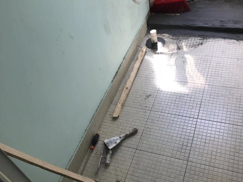 地漏維修：1.在進行衛(wèi)生間地漏更換前，需要將所需材料和工具準備好，例如水泥砂漿、螺絲刀、錘子、刮刀以及新的地漏等。還應確認好新的地漏是否和家中的舊地漏尺寸大小一致，常見的方形地漏尺寸為十厘米，也有一種十二厘米的圓狀地漏，下水管直徑一般都是5厘米。 2.使用螺絲刀將舊的地漏和四周瓷磚進行慢慢翹起分開，再使用一字的螺絲刀將舊地漏周圍的水泥慢慢弄出來，然后使用錘子輕輕的敲擊地漏，讓它和水泥完全分離開來，再將地漏拿出。最后使用槽子將地漏安裝位置四周殘留的水泥清理干凈，做到無雜物，便于后期安裝。 3. 將地漏安裝位置清理完成后，就可以在地漏四周的壁面進行耐水膩子的處理，新地漏的背面也需要使用膩子進行涂抹處理，這樣做是為了讓地漏和地面更加粘結。但需要將多余的水泥砂漿鏟去，將地面的垃圾清理干凈。 4. 在進行地漏安裝時，需要先將地漏的芯層取出來，以免施工造成水泥砂漿跑入，影響地漏使用。地漏安裝高度應以地磚持平，不能高出地面，再在四周涂抹白水泥進行密封，安裝好芯層和表蓋，自然晾干后，就可以使用地漏了。