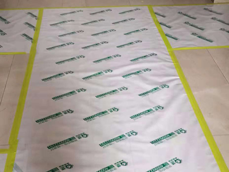 整體裝修翻新：首先要準(zhǔn)備工具裝修前，明確裝修過(guò)程涉及的面積。測(cè)量的內(nèi)容主要包括：明確裝修過(guò)程涉及的面積。特別是貼磚面積、墻面漆面積、壁紙面積、地板面積；明確主要墻面尺寸。特別是以后需要設(shè)計(jì)擺放家具的墻面尺寸。然后主體拆改是最先上的一個(gè)項(xiàng)目，主要包括拆墻、砌墻、鏟墻皮、拆暖氣、換塑鋼窗等等。拆改完的垃圾，要及時(shí)清理出去，保證室內(nèi)的清潔，也是為了方便施工。水電改造前，櫥柜設(shè)計(jì)師應(yīng)上門進(jìn)行第一次測(cè)量，幫你確定好電源、水路的改造方案。熱水器，也最好派人來(lái)根據(jù)你所確定的型號(hào)，設(shè)計(jì)好電源、接口的位置。