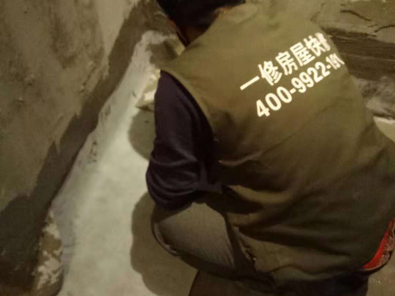 衛(wèi)生間做防水卷材：施工前要確保地面的干爽防水涂料要涂滿，沒(méi)有任何遺漏與基層結(jié)合要牢固、沒(méi)有裂紋、無(wú)氣泡、無(wú)脫落的現(xiàn)象涂刷的高度是一致的，厚度要達(dá)到產(chǎn)品規(guī)定的要求，要注意的是要等待第1遍涂料，干透后才可以進(jìn)行第2遍涂料的粉刷，具體的時(shí)間要看產(chǎn)品特性來(lái)確定的。