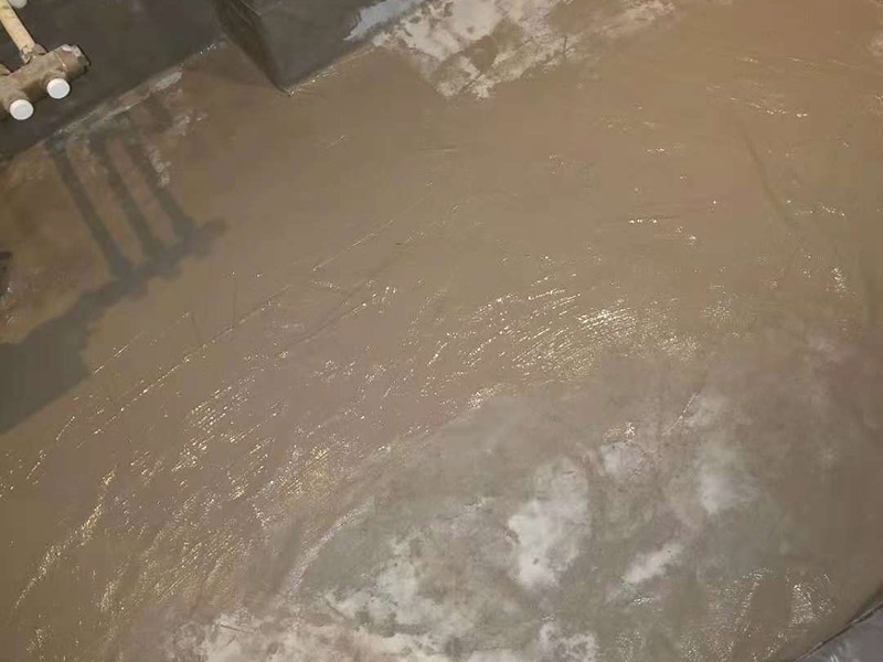 衛(wèi)生間做防水卷材：施工前要確保地面的干爽防水涂料要涂滿，沒(méi)有任何遺漏與基層結(jié)合要牢固、沒(méi)有裂紋、無(wú)氣泡、無(wú)脫落的現(xiàn)象涂刷的高度是一致的，厚度要達(dá)到產(chǎn)品規(guī)定的要求，要注意的是要等待第1遍涂料，干透后才可以進(jìn)行第2遍涂料的粉刷，具體的時(shí)間要看產(chǎn)品特性來(lái)確定的。