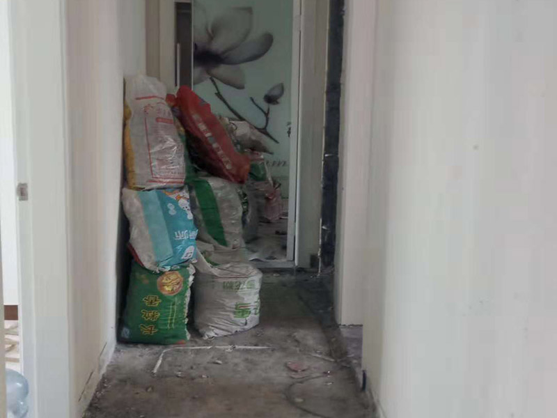 整體裝修拆除：主體拆改就是先改變空間格局框架，然后在搭建好的框架上做水電、吊頂?shù)软?xiàng)目。主要內(nèi)容包括拆墻、砌墻、鏟墻皮、拆暖氣、換塑鋼窗等等。如果是二手房進(jìn)行主體拆改，那么還要做水電改造，空調(diào)移機(jī)之類的步驟，方便后期墻面涂刷。 1、設(shè)計(jì)圖紙。在進(jìn)行拆改之前先要設(shè)計(jì)好圖紙，根據(jù)業(yè)主的需求，將空間重新劃分。若是沒有圖紙的指導(dǎo)就直接拆改，萬一拆改錯(cuò)了，那么就是費(fèi)工又廢料。 2、原主體材料的留去。原有的裝修材料能用的就留下來，例如墻面處理時(shí)原來的膩?zhàn)邮欠浪佔(zhàn)?，就不用鏟了。 3、墻體拆改。按照裝修圖紙的指示進(jìn)行拆墻、砌新墻。 4、地面拆改要拆掉地皮，墻面裝修要拆掉暖氣，門窗也要更換。 5、清理垃圾。拆除工程會(huì)產(chǎn)生大量的垃圾，如不及時(shí)清理會(huì)耽誤拆除進(jìn)程。