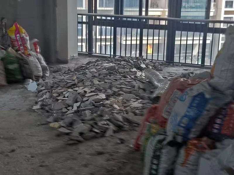 整體裝修拆除：主體拆改就是先改變空間格局框架，然后在搭建好的框架上做水電、吊頂?shù)软?xiàng)目。主要內(nèi)容包括拆墻、砌墻、鏟墻皮、拆暖氣、換塑鋼窗等等。如果是二手房進(jìn)行主體拆改，那么還要做水電改造，空調(diào)移機(jī)之類的步驟，方便后期墻面涂刷。 1、設(shè)計(jì)圖紙。在進(jìn)行拆改之前先要設(shè)計(jì)好圖紙，根據(jù)業(yè)主的需求，將空間重新劃分。若是沒有圖紙的指導(dǎo)就直接拆改，萬一拆改錯(cuò)了，那么就是費(fèi)工又廢料。 2、原主體材料的留去。原有的裝修材料能用的就留下來，例如墻面處理時(shí)原來的膩?zhàn)邮欠浪佔(zhàn)樱筒挥苗P了。 3、墻體拆改。按照裝修圖紙的指示進(jìn)行拆墻、砌新墻。 4、地面拆改要拆掉地皮，墻面裝修要拆掉暖氣，門窗也要更換。 5、清理垃圾。拆除工程會(huì)產(chǎn)生大量的垃圾，如不及時(shí)清理會(huì)耽誤拆除進(jìn)程。