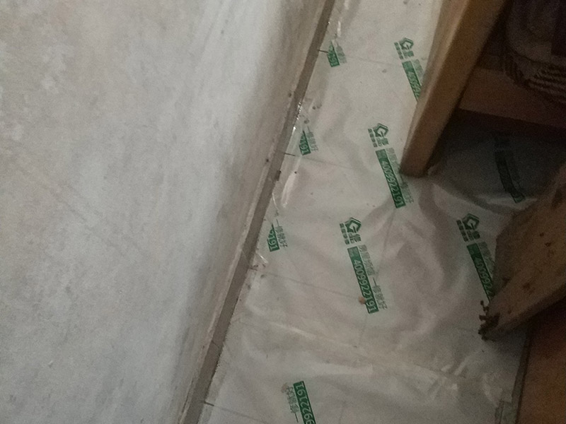 地面保護(hù)維修：房屋裝修、建筑裝修的整個(gè)過程都是非常漫長(zhǎng)的，并非一兩天就能完工的，其中涉及的環(huán)節(jié)也很多。在裝修施工的過程中，裝修工人們會(huì)不斷進(jìn)進(jìn)出出，而且還會(huì)攜帶一些水泥漿等泥土，甚至是油漆或者被堅(jiān)利物刮花，如果不采取地面保護(hù)措施，這樣對(duì)地面會(huì)造成很大的影響。 地板保護(hù)膜能夠在近年來(lái)的迅速興起，它的保護(hù)作用是不可忽視的。它是采用環(huán)保pvc和工業(yè)用針織棉制作而成，有雙重作用。pvc具備防滑、防水、防油漆甚至防火阻燃的功能，結(jié)合針織棉能夠防潮吸沙塵、對(duì)從高處掉下的東西起到一個(gè)緩沖減震的作用。 使用了裝飾地板保護(hù)膜，可以有效防止地面瓷磚，大理石，木地板被損傷刮花。