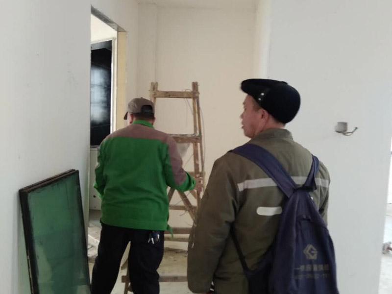 燈具線路改造：1、水電改造的第一步是水電定位，也就是根據(jù)用戶的需要定出全屋開關(guān)插座的位置和水路接口的位置，水電工要根據(jù)開關(guān)、插座、水龍頭的位置按圖把線路走向給用戶講清楚。而且要注意“水走天、電走地”原則，即水管走天棚，強(qiáng)、弱電盡量走地面，且強(qiáng)、弱電之間不能互相交叉及平行距離大于30厘米。 2、插座、開關(guān)、燈具的電氣線路設(shè)計(jì)要考慮室內(nèi)空間的可變性，為可能的不同空間使用狀況做準(zhǔn)備，減少部分使用者在使用過程中的再規(guī)劃設(shè)計(jì)的障礙。 3、水電定位之后，接下來就是打槽了。好的打槽師傅打出的槽基本是一條直線，而且槽邊基本沒有什么毛齒。注意打槽之前，務(wù)必讓水電工將所有的水電走向在墻上劃出來標(biāo)明，記得對(duì)照水電圖，看是否一致。 4、水路改造時(shí)，注意周圍一定要整潔。水路改造訂合同時(shí)，最好注明水路改造用的材料。另外水路改造中要注意原房間下水管的大小，外接下水管的管子最好和原下水管匹配。冷熱水管應(yīng)左熱右冷，間距一般不小于20cm，具體視龍頭冷熱管間距而定。